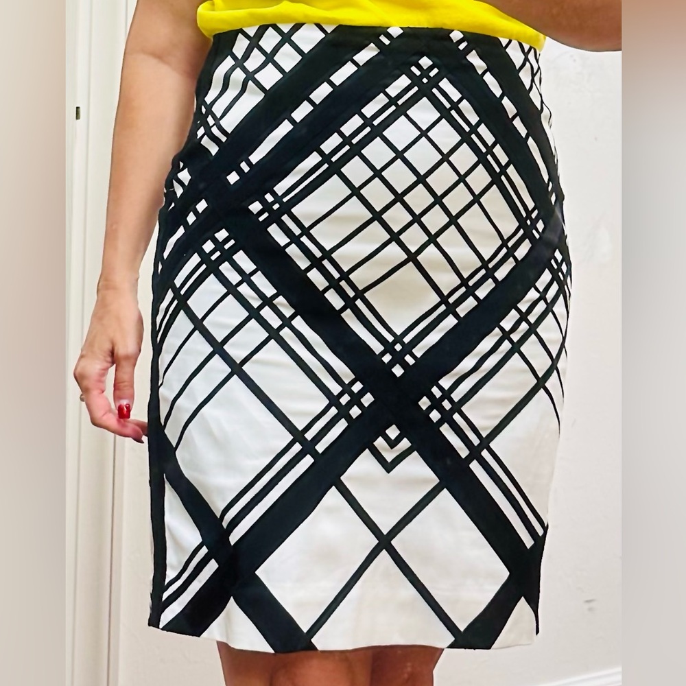White House Black Market Pencil Skirt White with Black ribbon detail Size 8